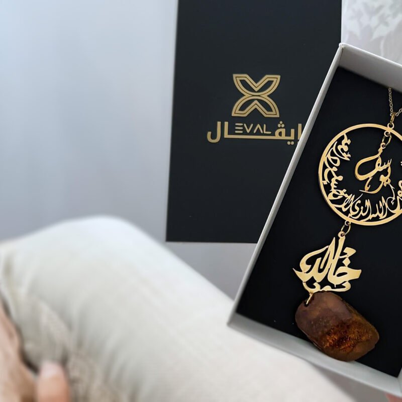 تعليقة سيارة محفورة بالاسم على شكل خيل مع كسرة عود فاخرة – تصميم مخصص حسب الطلب من Eval UAE
