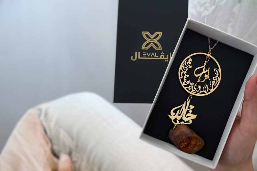 تعليقة سيارة محفورة بالاسم على شكل خيل مع كسرة عود فاخرة – تصميم مخصص حسب الطلب من Eval UAE