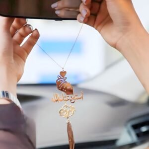 تعليقة كسرة عود للسيارة – يد تحمل قلب محفورة بالليزر تصميم رومانسي مع عود طبيعي للسيارة هدية باسم محفور – تعليقة مرآة سيارة من Eval تعليقة فاخرة مطلية ذهب أو فضة مع كسرة عود