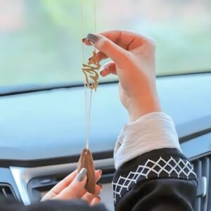 تعليقة سيارة محفورة باسم حسب الطلب مع كسرة عود – إيفال الإمارات