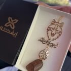 تعليقة محفورة على شكل ذئب مرفقة بقطعة عود – إيڤـال