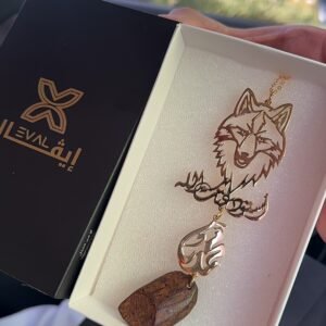 تعليقة محفورة على شكل ذئب مرفقة بقطعة عود – إيڤـال